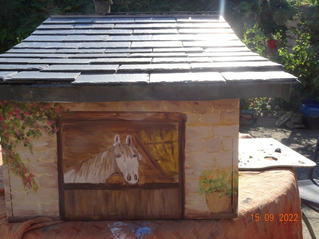 La boite aux lettres en forme de maison, déjà peinte, a été poncé